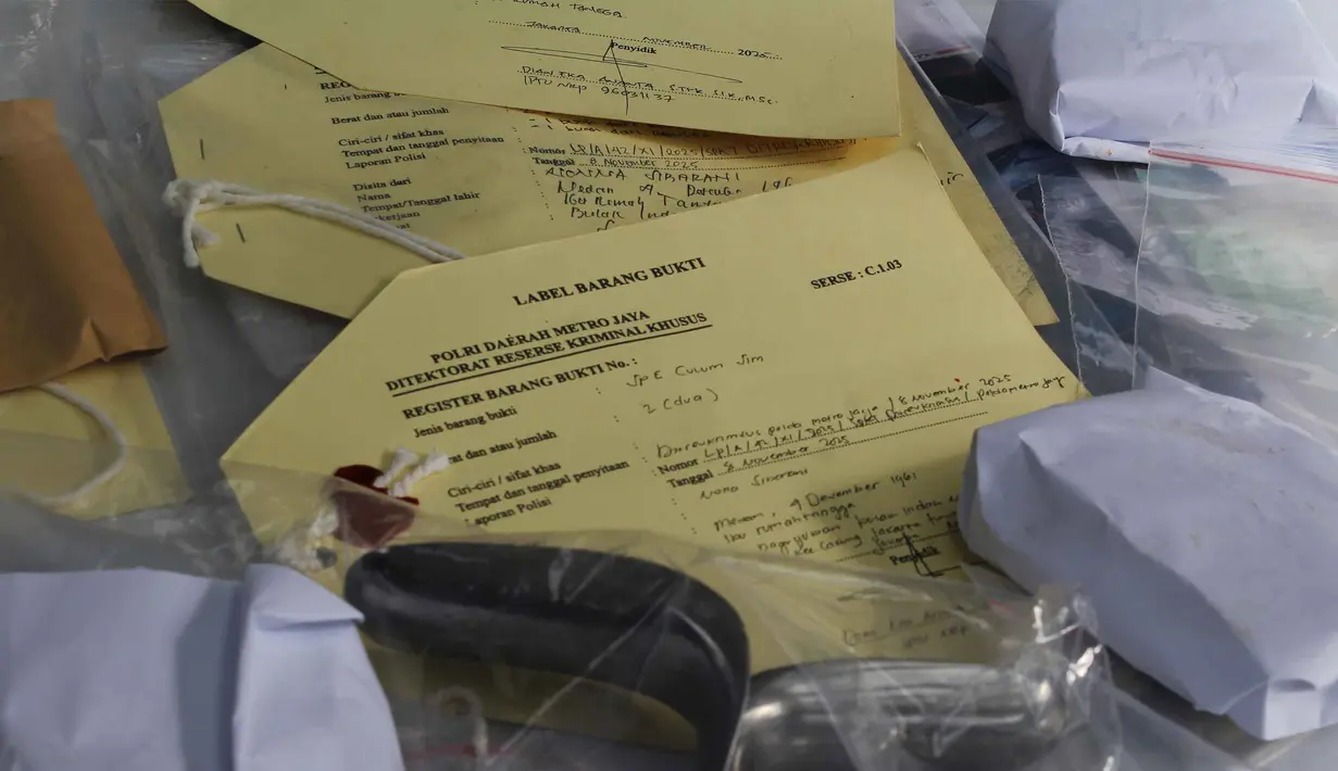 Salah satu barang bukti pengungkapan kasus praktik aborsi illegal yang diperlihatkan saat rilis di Mapolda Metro Jaya, Jakarta, Rabu (17/12/2025). (merdeka.com/magang/Rendi Saputra)