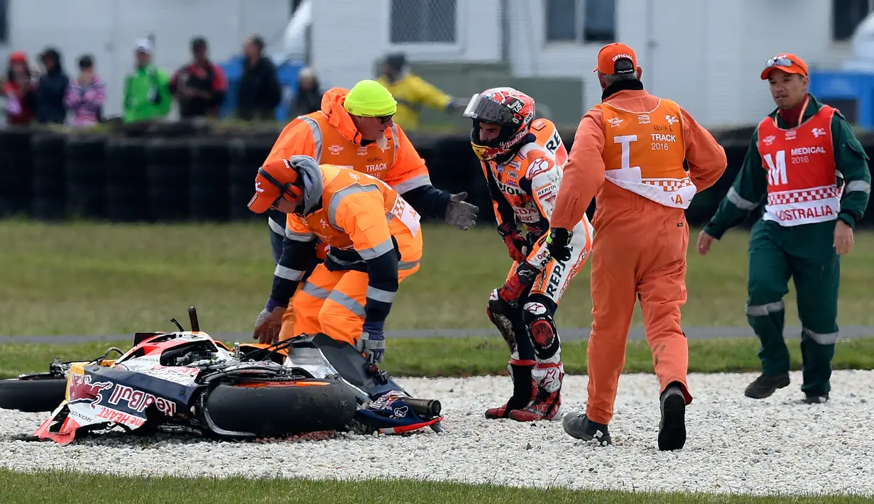 Marc Marquez saat di evakuasi setelah terjatuh pada balapan MotoGP Australia di Sirkuit Philip Island, Australia (21/10). Insiden jatuhnya Marquez tidak memengaruhi posisinya sebagai juara dunia MotoGP 2016. (AFP/Jerey Brown)