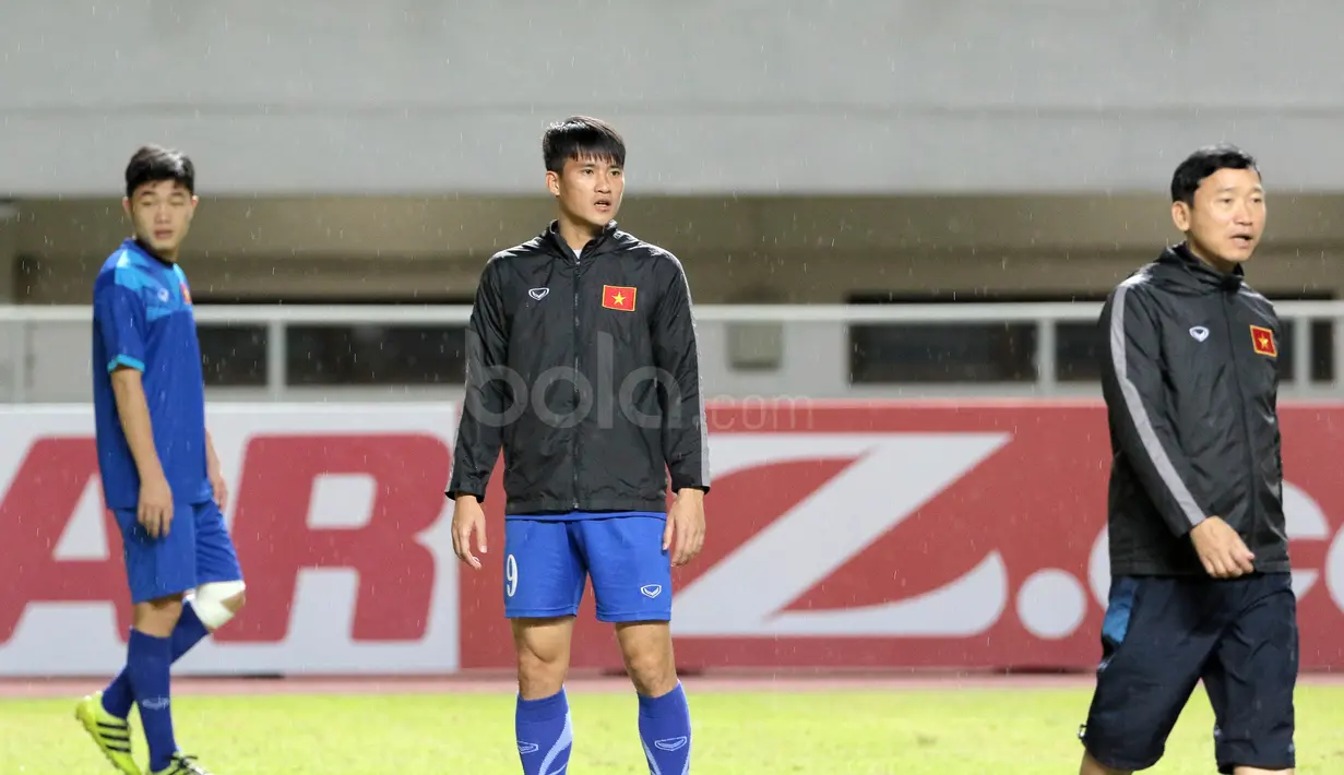 Lê Công Vinh (tengah) saat mengikuti sesi latihan sebelum melawan Timnas Indonesia di Stadion Pakansari, Bogor, (02/12/2016). (Bola.com/Nicklas Hanoatubun)