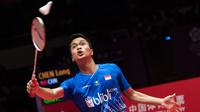 Fase grup BWF World Tour 2019 berhasil ditutup Anthony Ginting dengan sebuah kemenangan mudah karena cedera yang dialami Viktor Axelsen. (AFP/Stringer)