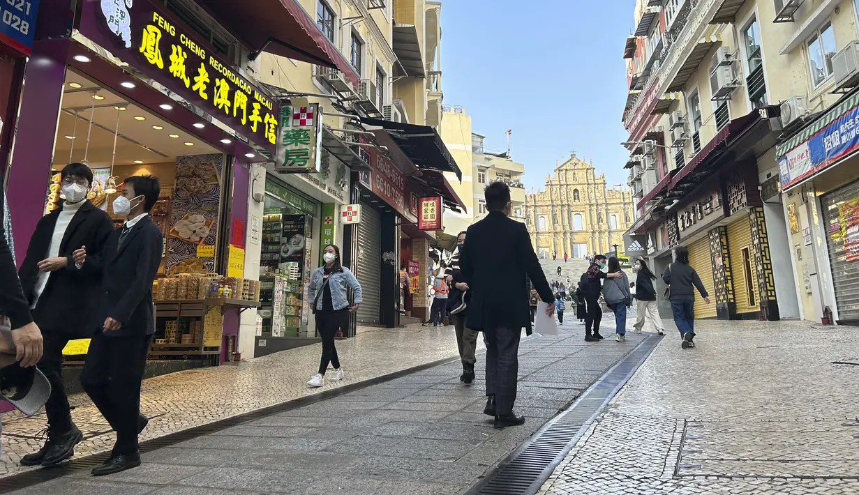 Jalan-jalan di sekitar situs bersejarah Reruntuhan St. Paul tetap sepi setelah pelonggaran aturan masuk di Makau pada 28 Desember 2022. Pelonggaran pembatasan perbatasan setelah pemerintah China membatalkan strategi “nol Covid-19” pada awal Desember 2022 diperkirakan akan secara luas meningkatkan ekonomi yang digerakkan oleh pariwisata. (AP Photo/Kanis Leung)