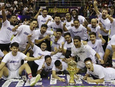 Pebasket Stapac Jakarta merayakan gelar juara usai mengalahkan Satria Muda Jakarta pada laga final IBL 2019  di C-Tra Arena, Bandung, Sabtu (23/3). Stapac menang 74-56 atas Satria Muda. (Bola.com/M Iqbal Ichsan)