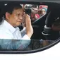 Ketua Umum Partai Gerindra Prabowo Subianto berada di dalam mobilnya saat meninggalkan Kompleks Istana Kepresidenan di Jakarta, Senin (21/10/2019). Prabowo Subianto mengaku diminta untuk masuk ke kabinet Joko Widodo-Ma'ruf Amin. (Liputan6.com/Angga Yuniar)