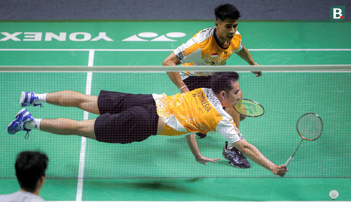 <p>Pebulu tangkis ganda putra Indonesia, Moh Reza Pahlevi (depan) gagal menjangkau bola saat menghadapi pasangan Malaysia, Man Wei Chong/Kai Wun Tee pada laga semifinal turnamen bulu tangkis Indonesia Open 2024 di Istora Senayan, Jakarta, Sabtu (8/6/2024). Sabar Karyaman/Moh Reza Pahlevi kalah dua game langsung 27-29, 13-21. (Bola.com/Bagaskara Lazuardi)</p>