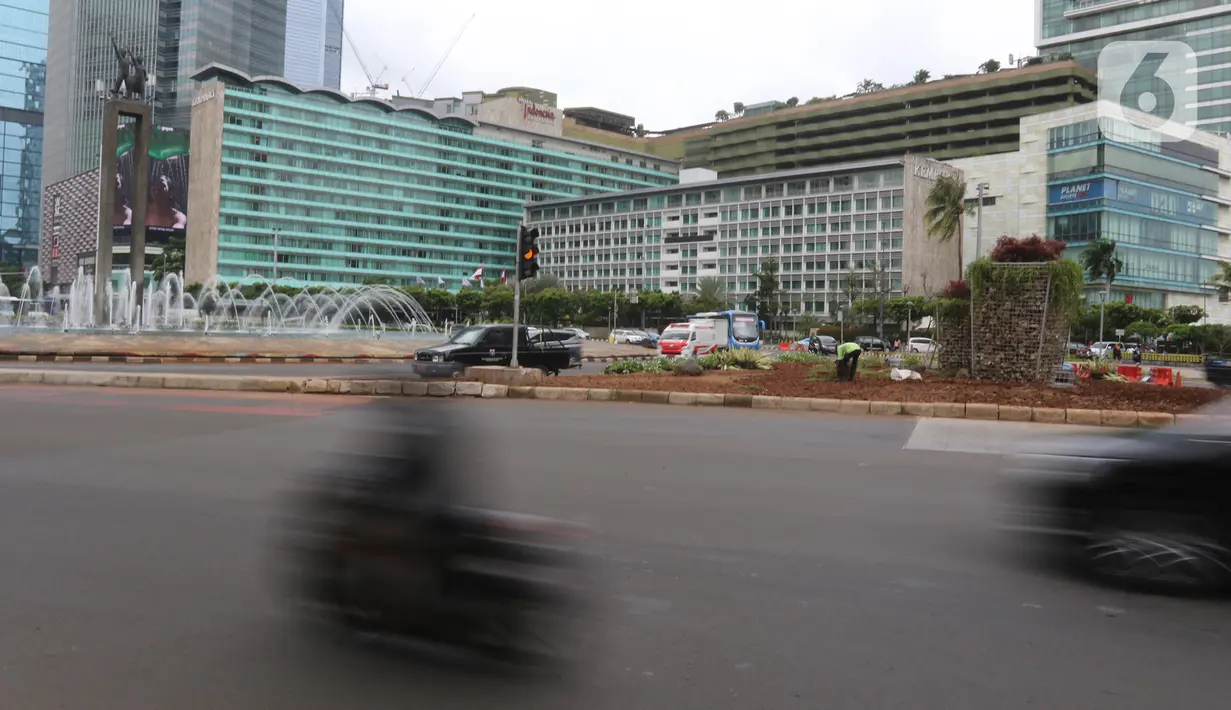 Kendaraan melintas dekat instalasi batu gabion yang kembali dipasang di kawasan Bundaran HI, Jakarta, Sabtu (4/1/2020). Instalasi gabion di lokasi yang sama tersebut sempat dibongkar sementara untuk dijadikan panggung saat perayaan malam tahun baru. (Liputan6.com/Herman Zakharia)