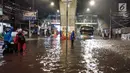 Banjir menggenangi kawasan Simpang Seskoal, Kebayoran Lama, Jakarta, Sabtu malam (16/2). Hujan deras sejak pukul 22.00 WIB mengakibatkan saluran pembuangan berukuran kecil tersumbat. (Liputan6.com/Septian)