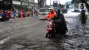 Sejumlah kendaraan melintasi trotoar untuk menghindari banjir di Jalan Kemang Raya, Jakarta Selatan, Kamis (3/11/2022). Hujan deras sekitar dua jam lebih menyebabkan Jalan Kemang Raya digenangi banjir sekitar 30 cm sehingga benyak kendaraan tidak dapat melintas. (merdeka.com/Arie Basuki)