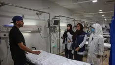 Petugas medis Arab Saudi bekerja di unit perawatan sengatan panas di Rumah Sakit Darurat Mina di kota suci Mekkah pada 1 Juni 2025. (HAZEM BADER/AFP)