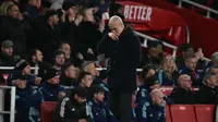 Manajer Man City Pep Guardiola tampak pusing meliihat anak asuhnya tidak berdaya di tangan Arsenal. (Glyn KIRK / AFP)