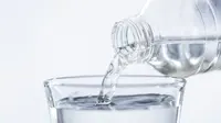 Skin barrier tidak hanya dirawat dari luar, tetapi juga dari dalam. Perbanyak air putih, buah, sayur, serta makanan tinggi omega-3 agar kulit tetap terhidrasi dan kuat. (Foto: Rawpixel/Freepik)