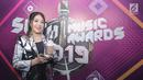 Penyanyi dangdut Via Vallen berpose dengan piala penghargaan usai acara SCTV Music Awards 2019 di Studio 6 Emtek City, Jakarta, Jumat (26/4). Via Vallen memboyong gelar Kategori Lagu Pop Paling Ngetop melalui "Meraih Bintang" yang sempat jadi Theme Song Asian Games 2018. (Fimela.com/Bambang E. Ros)