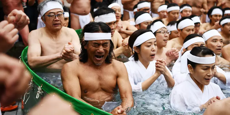 Ratusan Orang Ikut Ritual Menyucikan Diri dalam Air Es di Jepang