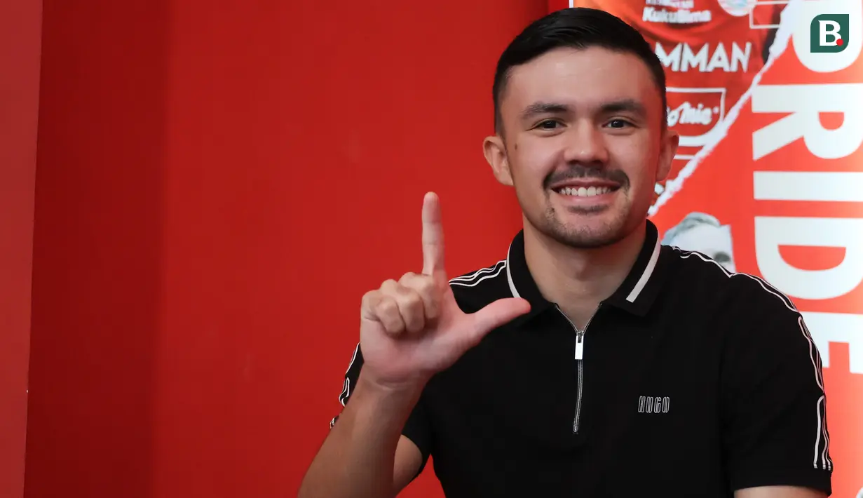 <p>Oliver Bias, pemain asal Filipina saat diperkenalkan sebagai pemain asing baru Persija Jakarta di Persija Store, Kuningan, Jakarta Selatan, Kamis (27/7/2023). (Bola.com/Abdul Aziz)</p>