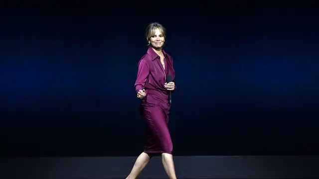 Halle Berry tampil dengan gaun burgundy di CinemaCon 2024