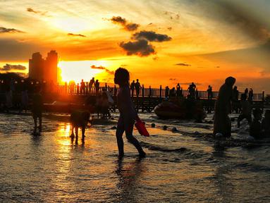 Wisatawan menikmati liburan di pantai di kawasan Ancol, Jakarta, Minggu (8/1/2023). Saat ini kinerja sektor pariwisata dan ekonomi kreatif pada 2023 dihadapkan dengan target yang cukup tinggi. Kunjungan wisman diharapkan mencapai angka 7,4 juta dan wisatawan nusantara mencapai 1,2-1,4 miliar pergerakan. (Liputan6.com/Angga Yuniar)