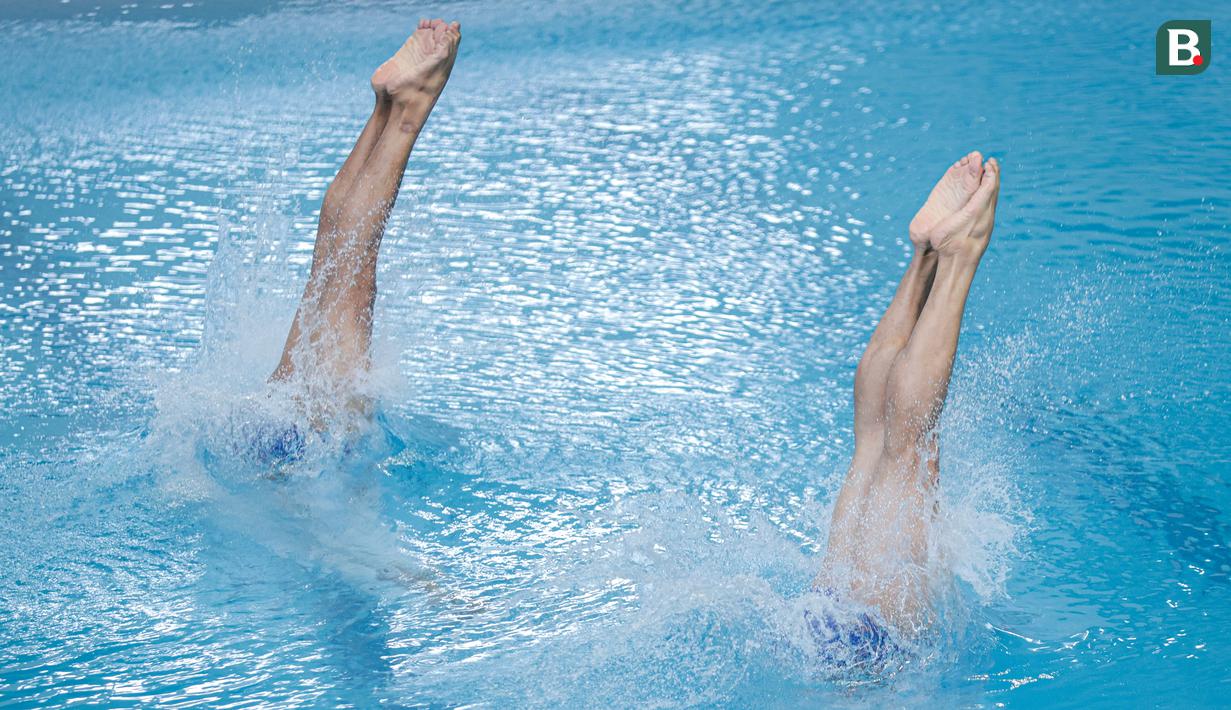 Pasangan Andriyan (kanan) dan M. Yudha Prasetyo menyelam ke dalam air setelah melakukan lompatan dalam nomor papan lompat indah putra Indonesia Open Aquatic Championships 2025 (IOAC 2025) di Stadion Akuatik GBK, Senayan, Jakarta, Selasa (25/11/2025). (Bola.com/Bagaskara Lazuardi)