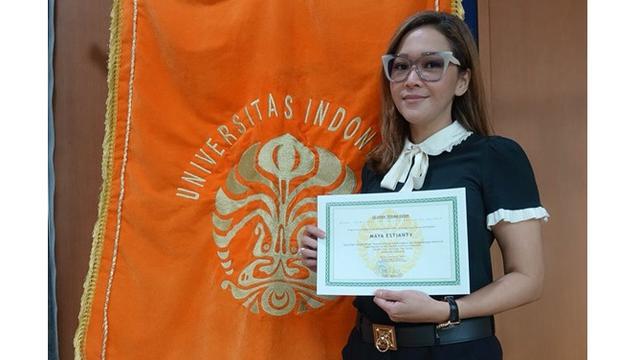 7 Gaya Maia Estianty saat Jadi Dosen Tamu, Tampil Kece dan Memesona