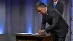 Presiden Kolombia Juan Manuel Santos menandatangani SK melegalkan penggunaan ganja untuk keperluan medis dan ilmiah, di Bogota, Selasa (22/12). SK itu mengatur budidaya, pengolahan, impor dan ekspor ganja untuk tujuan terapeutik (AFP/Presidencia Colombia)