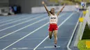 Pelari Indonesia Triyaningsih berlari mencapai garis finis dalam cabang olahraga atletik nomor lari 10 km putri SEA Games 2017 di Stadion Nasional Bukit Jalil, Malaysia, Kamis (24/8). (Liputan6.com/Faizal Fanani)
