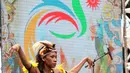Seorang penari mengenakan mahkota burung Cendrawasih yang merupakan maskot Asian Games 18th Jakarta-Palembang saat peluncura logo di Senayan, Jakarta, Sabtu (27/12/2015). (Bola.com/Nicklas Hanoatubun)