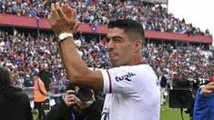 Luis Suarez akhirnya memilih berlabuh ke klub masa kecilnya, Nacional usai kontraknya di Atletico Madrid tak diperpanjang dan gagal mendapatkan klub peminat di Eropa. Pemain yang dijuluki El Pistolero tersebut tercatat bergabung dengan klub ini sejak masih di tim U-19. Ia kemudian promosi ke tim utama dan akhirnya pindah ke Eropa menuju Groningen, klub Liga Belanda. Setelah satu musim, ia kemudian merapat ke Ajax Amsterdan dan akhirnya menjajal klub-klub top Eropa seperti Liverpool, Barcelona, dan Atletico Madrid. (AFP/Pablo Porciuncula)