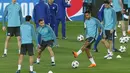 Bek Chelsea, Emerson Palmieri, mengontrol bola saat sesi latihan jelang laga Liga Champions di Stadion Camp Nou, Selasa (13/3/2018). Barcelona akan berhadapan dengan Chelsea. (AFP/Pau Barrena)