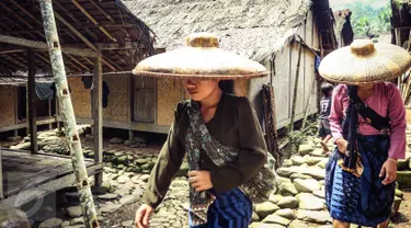 Dua wanita Baduy Luar berjalan memulai aktivitasnya ke ladang Kampung Gazebo, Kabupaten Lebak, Banten, Jumat (13/05). (Liputan6.com/Fery Pradolo)