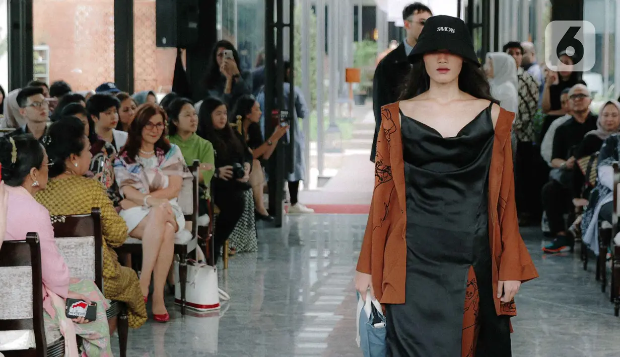 Model menampilkan rancangan busana saat Road to Indonesia Fashion Week 2020 di kawasan Hutan Kota GBK, Jakarta, Rabu (12/2/2020). Asosiasi Perancang dan Pengusaha Mode Indonesia (APPMI) akan menyelenggarakan Indonesia Fashion Week 2020 di Jakarta Convention Center (JCC). (Liputan6.com/Faizal Fanani)