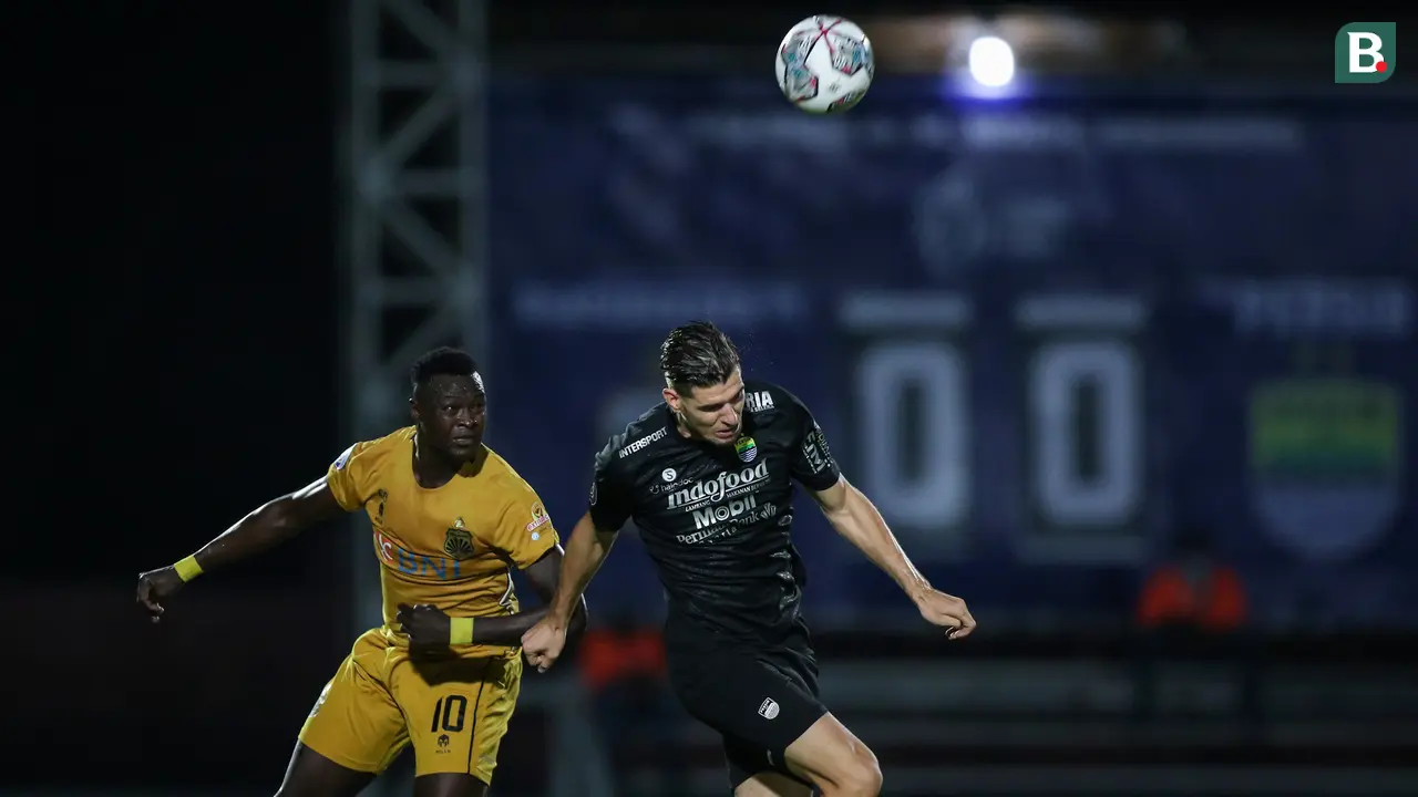 Foto: Teja Paku Alam Gagalkan Penalti Mantan, Persib Bandung Kalahkan Pemuncak Klasemen BRI Liga 1