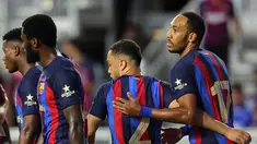 Penyerang Barcelona, Pierre-Emerick Aubameyang (kanan) berselebrasi dengan rekannya Sergino Dest usai mencetak gol ke gawang Inter Miami FC pada pertandingan persahabatan pramusim di DRV PNK Stadium di Fort Lauderdale, Florida (19/7/2022). Bercelona menang telak atas Inter Miami 6-0. (AFP/Michael Reaves)