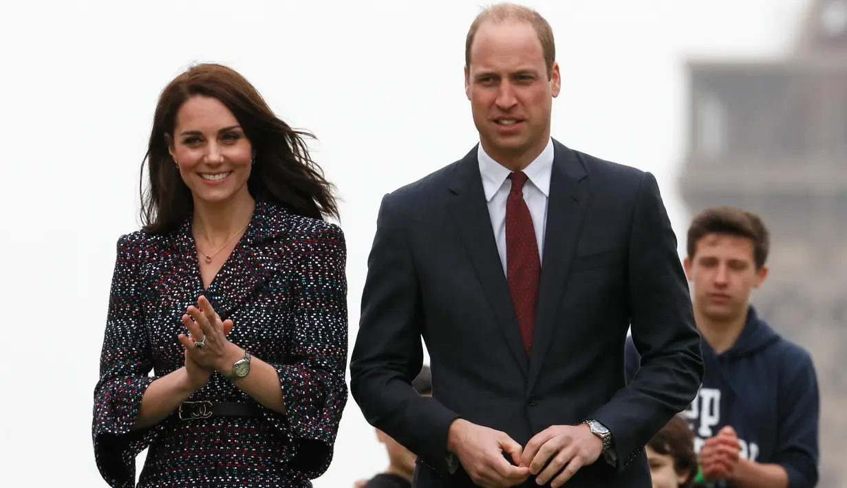 Pangeran William dan Kate Middleton mengadakan tur kenegaraan ke Paris, Prancis, 18 Maret 2017. Pangeran William dan Kate mengadakan tur kenegaraan, di tengah rumor perselingkuhan pangeran Inggris itu dengan seorang model Australia. (Thomas SAMSON/AFP)