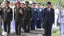 Upacara pemakaman dipimpin langsung Menteri Pertahanan Republik Indonesia, Sjafrie Sjamsoeddin. Tampak dalam foto, Menteri Pertahanan Republik Indonesia, Sjafrie Sjamsoeddin memimpin prosesi pemakaman mantan Menteri Pertahanan, Juwono Sudarsono, di Taman Makam Pahlawan Nasional (TMPN), Kalibata, Jakarta, Minggu (29/3/2026). (merdeka.com/Arie Basuki)