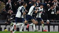 Pemain Tottenham Hotspur merayakan gol yang dicetak oleh Son Heung-min (kanan) ke gawang Manchester United pada laga perempat final Carabao Cup 2024/2025 di Tottenham Hotspur Stadium, London, Jumat (20/12/2024). (AFP/Ben Stansall)