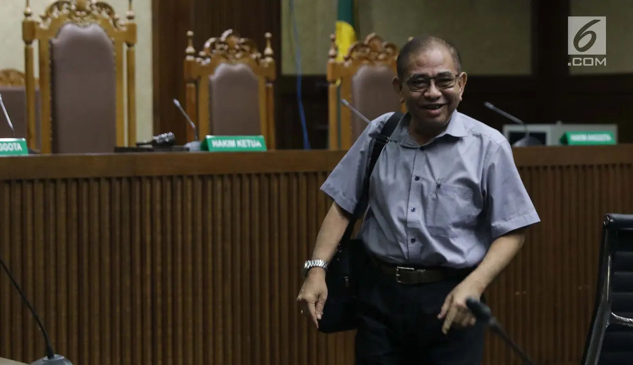 Terdakwa kasus dugaan suap pencemaran limbah sawit yang juga anggota nonaktif DPRD Kalteng, Borak Milton usai saat sidang putusan di Pengadilan Tipikor, Jakarta, Rabu (3/7/2019). Borak Milton dijatuhi hukuman lima tahun penjara, denda Rp200 juta . (Liputan6.com/Helmi Fithriansyah)