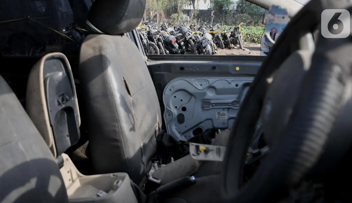Kondisi kendaraan dinas Polres Jakarta Utara saat berada di pesisir Marunda, Selasa (22/10/2019). Puluhan kendaraan bermotor yang terdiri dari mobil, bus dan motor tersebut sengaja ditempatkan di pesisir karena sudah rusak dan tak dapat lagi digunakan. (merdeka.com/Iqbal Nugroho)