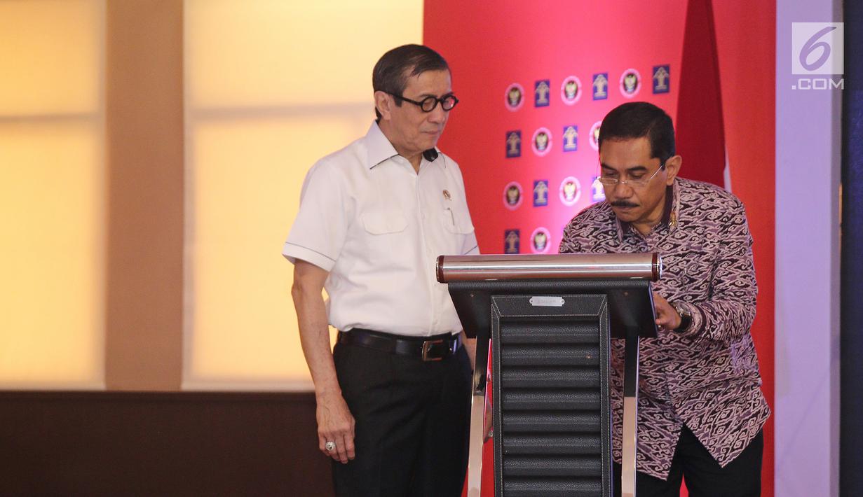 Menkumham Yasonna Laoly menyaksikan Kepala BNPT Suhardi Alius saat menandatangani kerja sama di gedung Kemenkumham, Jakarta, Kamis (31/5). (Liputan6.com/Herman Zakharia)