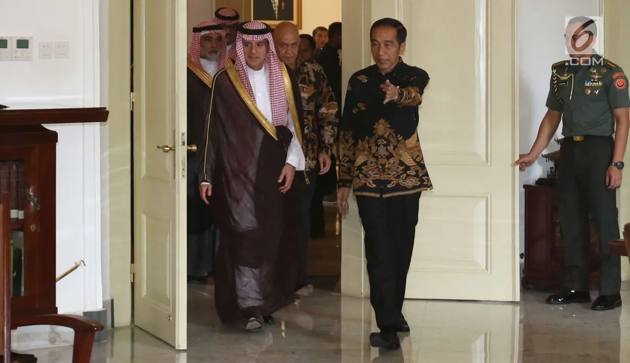 Presiden Joko Widodo menyambut kedatangan Menteri Luar Negeri Arab Saudi Adel bin Al-Jubeir dan rombongannya di Istana Kepresidenan Bogor, Senin (22/10). Pertemuan tersebut berlangsung tertutup. (Liputan6.com/Angga Yuniar)