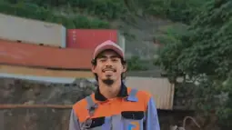 Suhardianode bekerja di salah satu perusahaan pertambangan di Ternate, dan memiliki postur tubuh tinggi, kumis lebat, serta bentuk wajah yang sangat mirip dengan sang legenda.(Liputan6.com/Tiktok/@odestanter42)