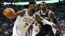 Pebasket Boston Celtics, Jaylen Brown, berusaha melewati pebasket San Antonio Spurs, Brandon Paul, pada laga NBA di TD Garden, Boston, Senin (30/10/2017). Celtics menang 108-94 atas Spurs. (AP/Michael Dwyer)