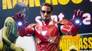Seorang cosplayer berpakaian seperti Ironman beraksi selama Comic Convention Comic Con 2018 di Grande Halle de la Villette di Paris (26/10). (AFP Photo)