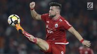 Pemain depan Persija, Marco Simic menendang bola saat bertanding melawan Bhayangkara FC pada laga pembuka Liga 1 2018 di SUGBK, Jakarta, Jumat (23/3). Pertandingan berakhir dengan skor kacamata. (Bola.com/Teguh Iman Mulia)