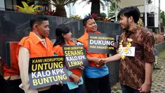Sejumlah aktivis memparodikan peristiwa pertemuan anggota Pansus Hak Angket KPK dengan para narapidana kasus korupsi di depan Gedung KPK, Jakarta, Minggu (9/7). Mereka mengkritisi pertemuan tersebut. (Liputan6.com/Helmi Fithriansyah)