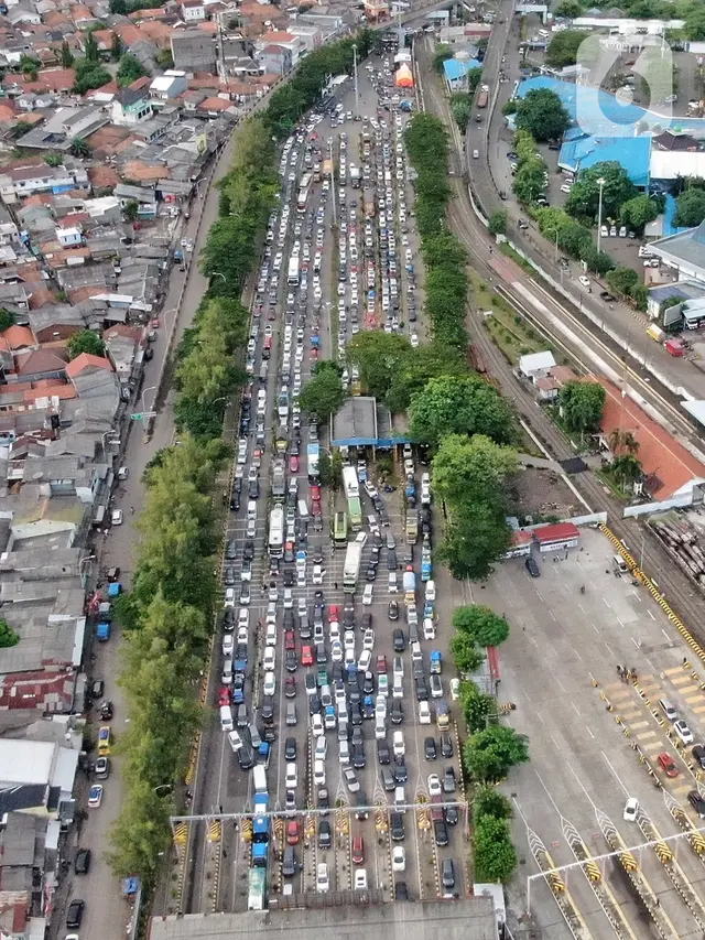 Macet hingga berjam jam untuk dapat masuk pelabuhan merak