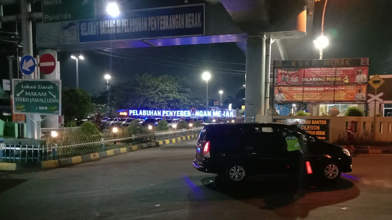 Pos Penyekatan Arus Mudik Di Depan Pintu Masuk Pelabuhan Merak, Kota Cilegon, Banten. (Senin, 10/05/2021).