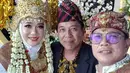 Dalam momen ini, Andika dan Ayu tampil penuh senyum menerima para tamu yang datang untuk menyelamati pengantin baru dan berfoto bersama. Prosesi pernikahan yang digelar di Ketapang, Lampung Selatan ini berlangsung meriah dihadiri keluarga dan kerabat dekat. (Liputan6.com/IG/@ikangcupan96)