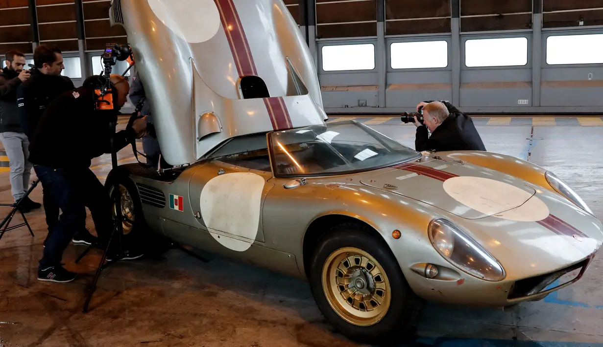 Mobil Spyder Serenissima tahun 1966 dipamerkan di hanggar Orly, Paris, Senin (26/11). Mobil antik yang akan dilelang oleh rumah lelang Artcurial pada acara Retromobile digelar pada 8 Februari 2019. (Francois Guillot / AFP)