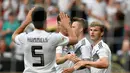 Para pemain Jerman merayakan kemenangannya usai melawan Swedia dalam pertandingan Piala Dunia 2018 di Stadion Fisht, Rusia (23/6). Jerman menang dramatis atas Swedia dengan skor akhir 2-1. (AP/ Martin Meissner)