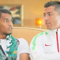 Cristiano Ronaldo memiliki anak angkat bernama Martunis. Martunis kini sudah dewasa dan sosoknya selalu curi perhatian. Ia sempat menjadi pemain Sporting Lisbon namun setelah itu ia memutuskan untuk pulang ke Indonesia. Martunis tak berkarier sebagai pemain profesional dan kini hanya jadi pemain amatir saja. (Liputan6.com/IG/martunis_ronaldo)
