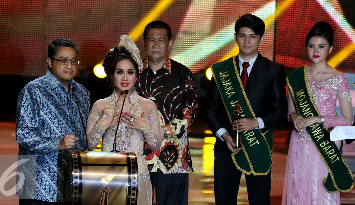 Paramitha Rusady dan Dede Yusuf saat menyampaikan Lifetime Achievment Award (Penghargaan Capaian Seumur Hidup) dalam Festival Film Bandung ke-28 untuk Didi Petet, Jawa Barat, Sabtu (12/9/2015). (Liputan6.com/Herman Zakharia)