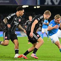 Penyerang Napoli, Rasmus Hojlund, mengontrol bola dalam pertandingan hari ke-4 Liga Champions UEFA antara Napoli dan Eintracht Frankfurt di Stadion Diego Armando Maradona, Naples, pada 4 November 2025. (Andreas SOLARO / AFP)